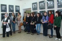 Открылась фотовыставка Эдуарда Кранка «Портреты в квадрате: Мерцающий мост»
