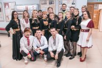 Студенты ЧГПУ – участники открытия выставки «Золотая береста – оберег мой на года» Студенты ЧГПУ – участники открытия выставки «Золотая береста – оберег мой на года»