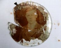 Поисковики из Чувашии нашли подо Ржевом зеркальце с фотографией Поисковики из Чувашии нашли подо Ржевом зеркальце с фотографией