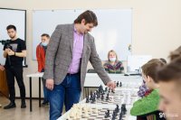 В ЧГПУ им. И.Я. Яковлева сеанс одновременной игры в шахматы провел международный гроссмейстер Павел Понкратов