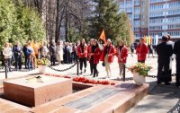 Студенты ЧГПУ приняли участие в церемонии возложения цветов к Братской могиле воинов, умерших от ран в госпиталях Чебоксар