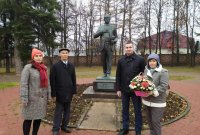 Возложение цветов к памятнику академику Г.Н. Волкову