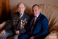 Владимир Иванов поздравил Анатолия Семеновича Маркова с наступающим праздником 9 Мая