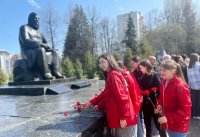 В День чувашского языка – цветы к памятнику Ивану Яковлевичу Яковлеву В День чувашского языка – цветы к памятнику Ивану Яковлевичу Яковлеву